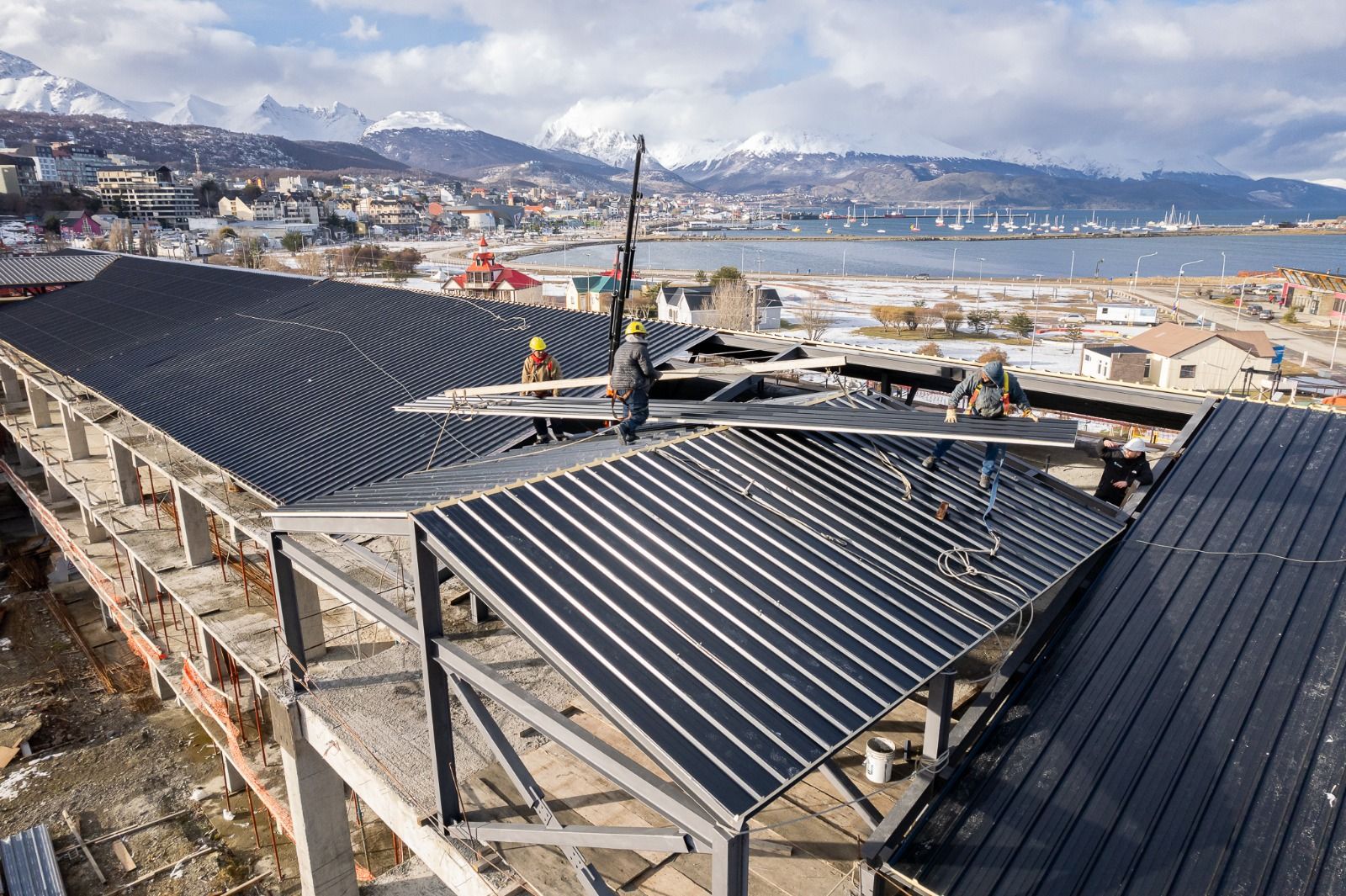 Concluyó la colocación del techo en la obra  