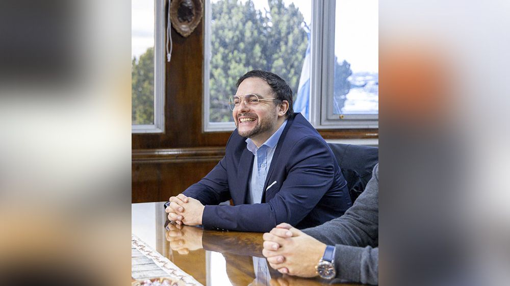 Críticas al flamante presidente de la Caja por viaje internacional 