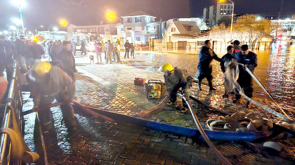 Mareas extraordinarias causaron la inundación de una calle costera
