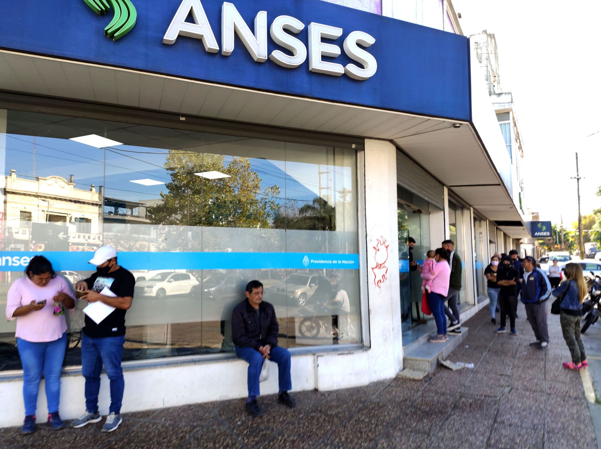 ANSeS: nuevas precisiones sobre el cobro del bono para trabajadores informales 
