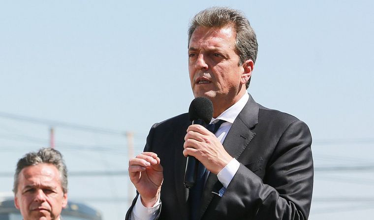 Massa anunció nuevo seguro gratuito para mensajeros y trabajadores de delivery