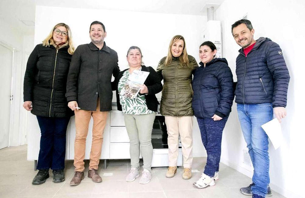 La Municipalidad continúa con la entrega de viviendas en el macizo K y D