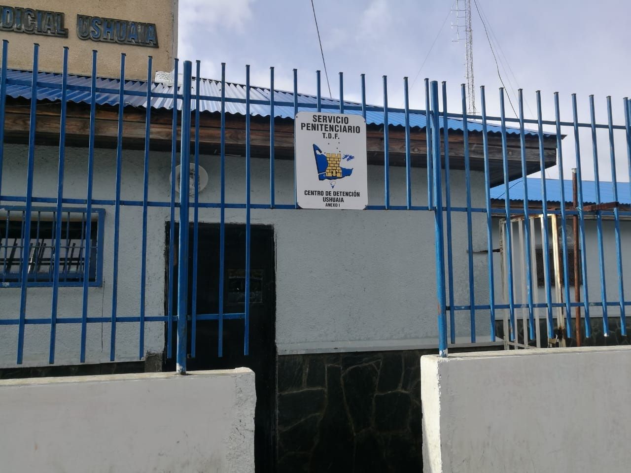 Investigan a un preso por cometer un asalto a mano armada