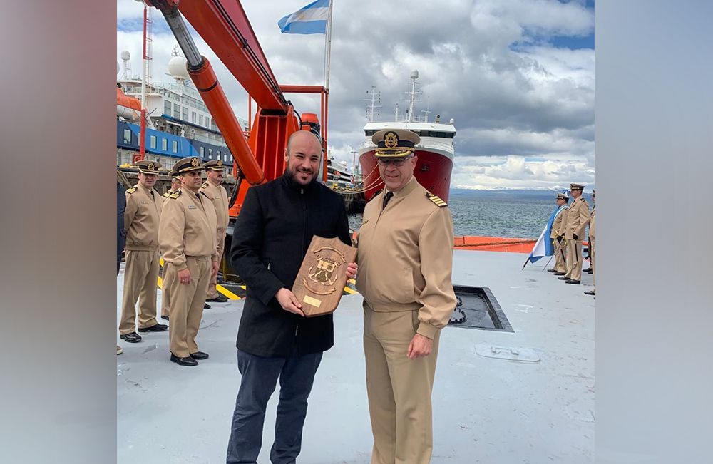 La Municipalidad donó una Bandera Nacional al guardacostas Prefecto García