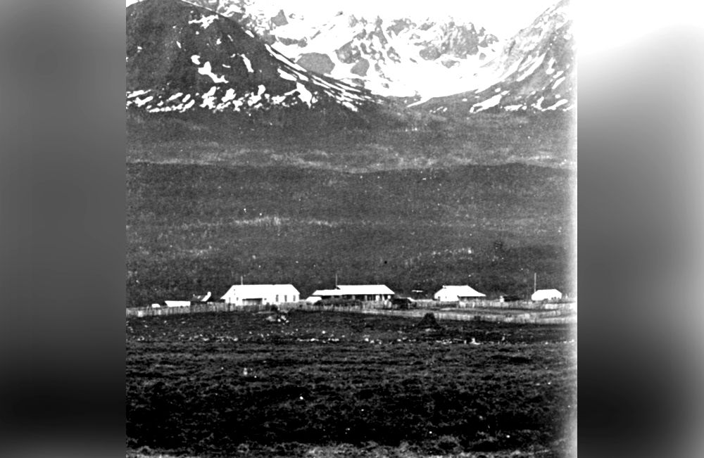 Cuestionan los retratos de la reina Victoria en chozas canoeras