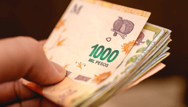 Los salarios le ganaron a la inflación en octubre aunque quedaron debajo en la interanual