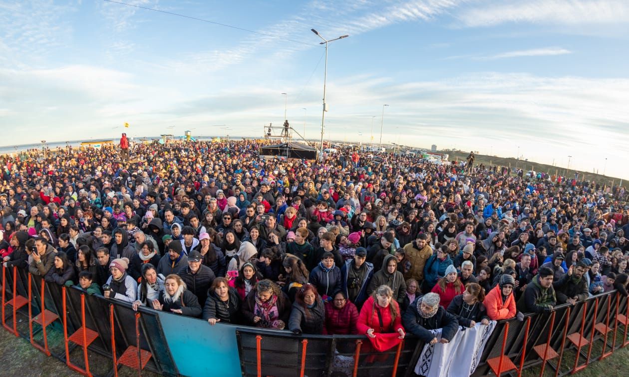 Multitudinario encendido del arbolito