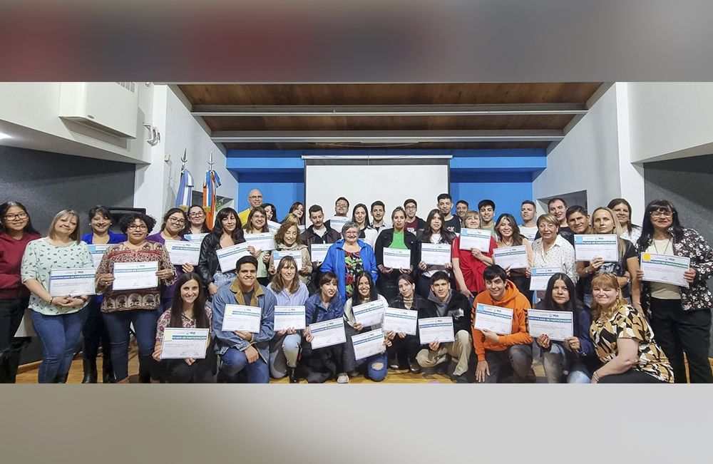 Más de 200 vecinos finalizaron los cursos de idiomas 