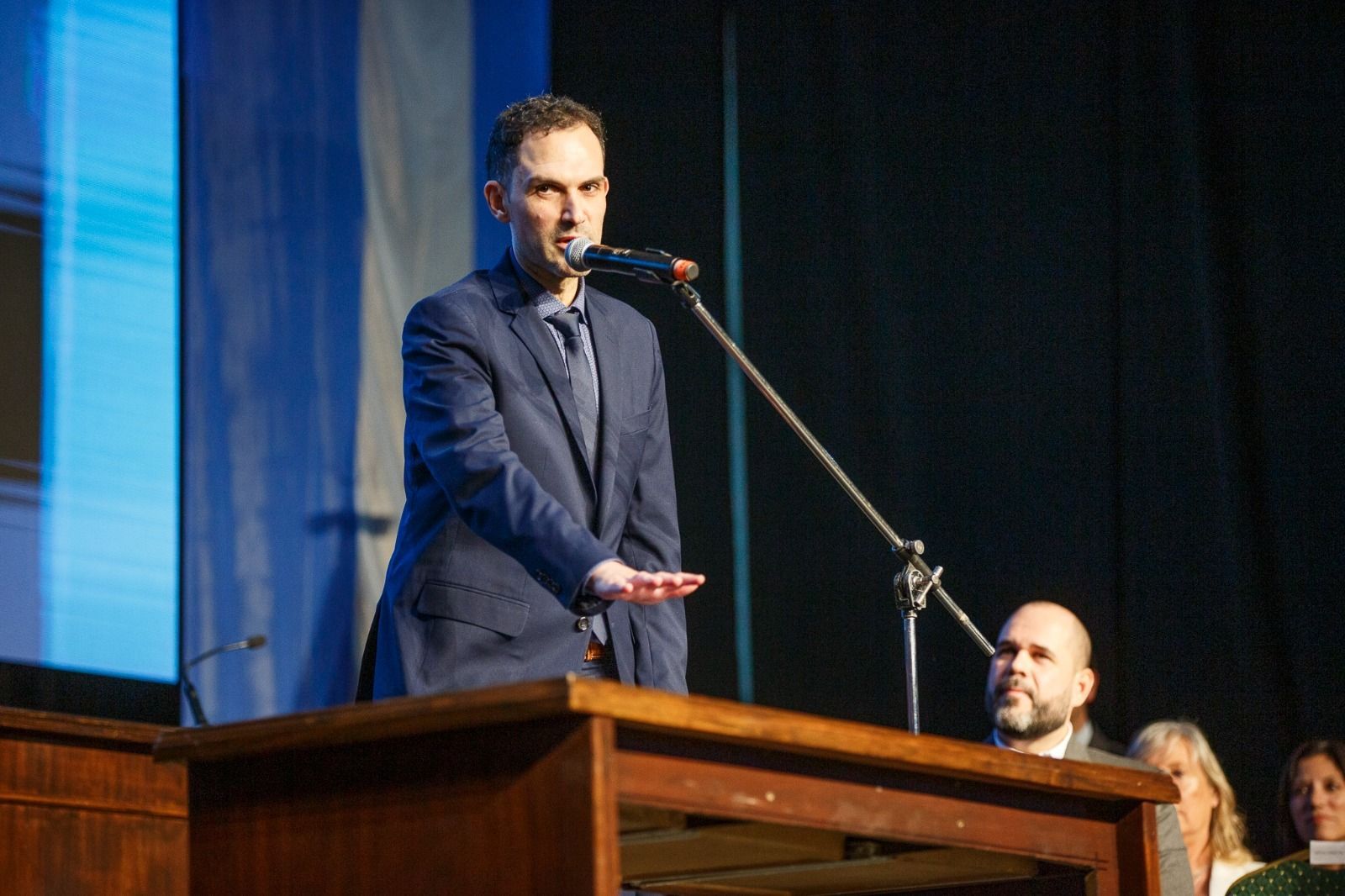 “Vamos a buscar financiamiento para continuar la obra pública”