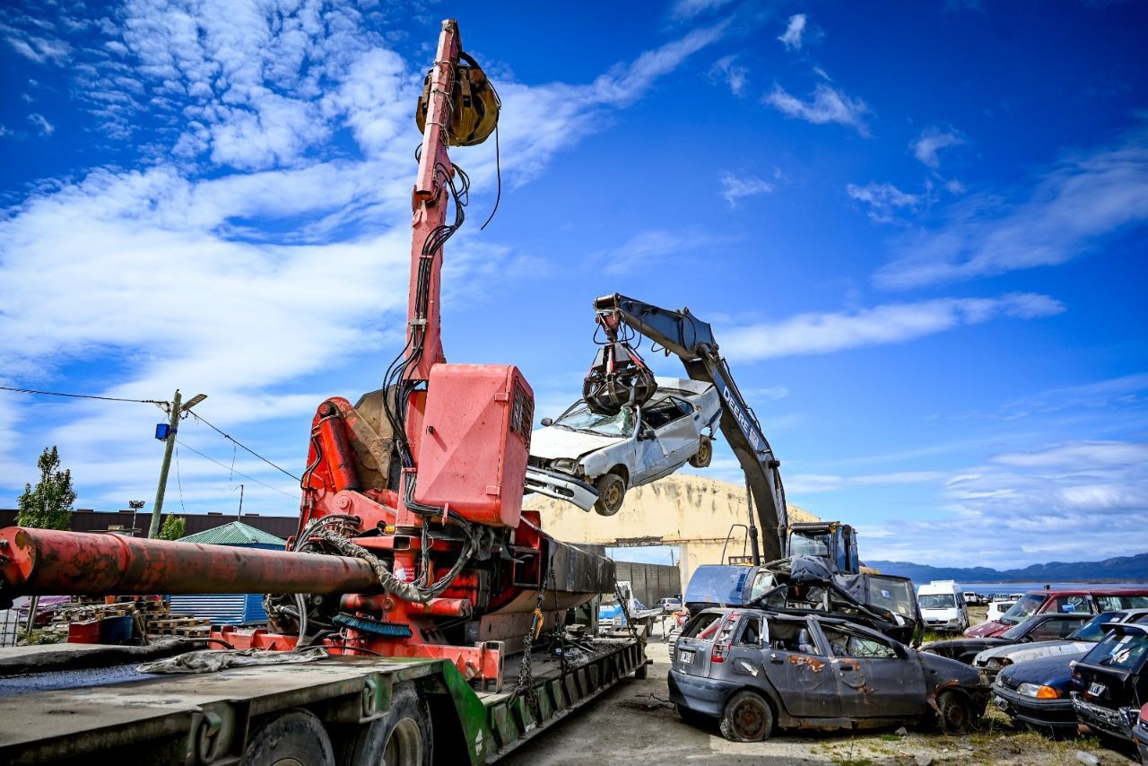 Medio Ambiente municipal compacta vehículos del playón de incautación 