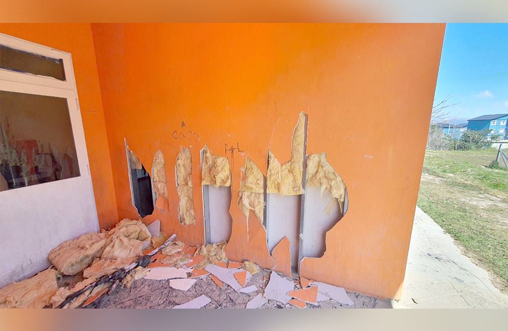 Destrozaron las paredes de una Escuela en el Pipo