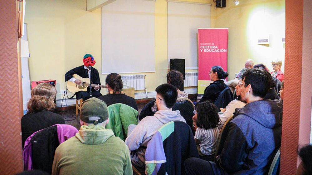Vinilo presentó nuevo material con un show acústico 
