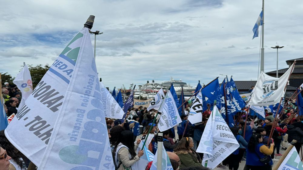 Masiva marcha en contra del DNU y la "Ley Ómnibus" en Ushuaia