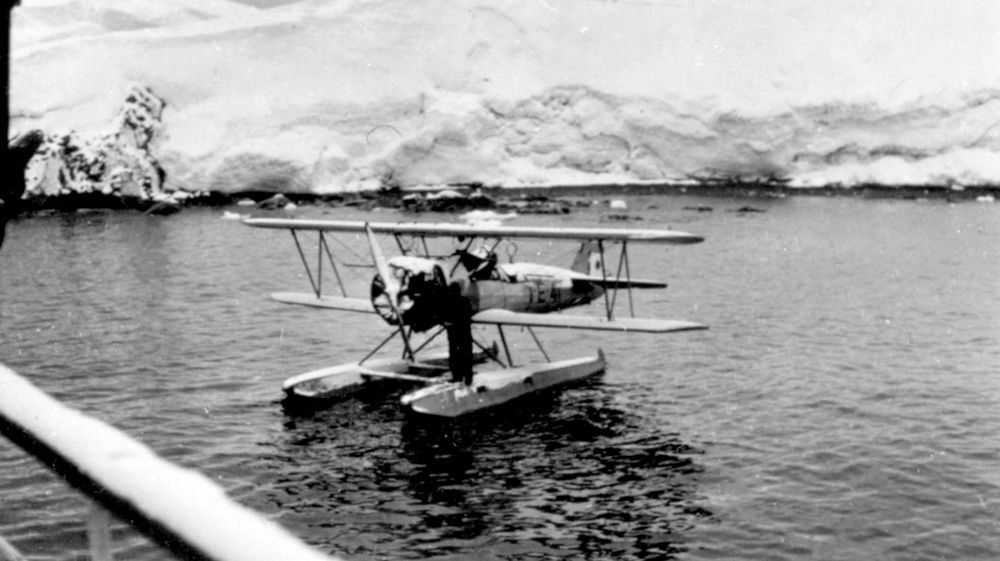Se realiza el primer vuelo argentino sobre territorio antártico