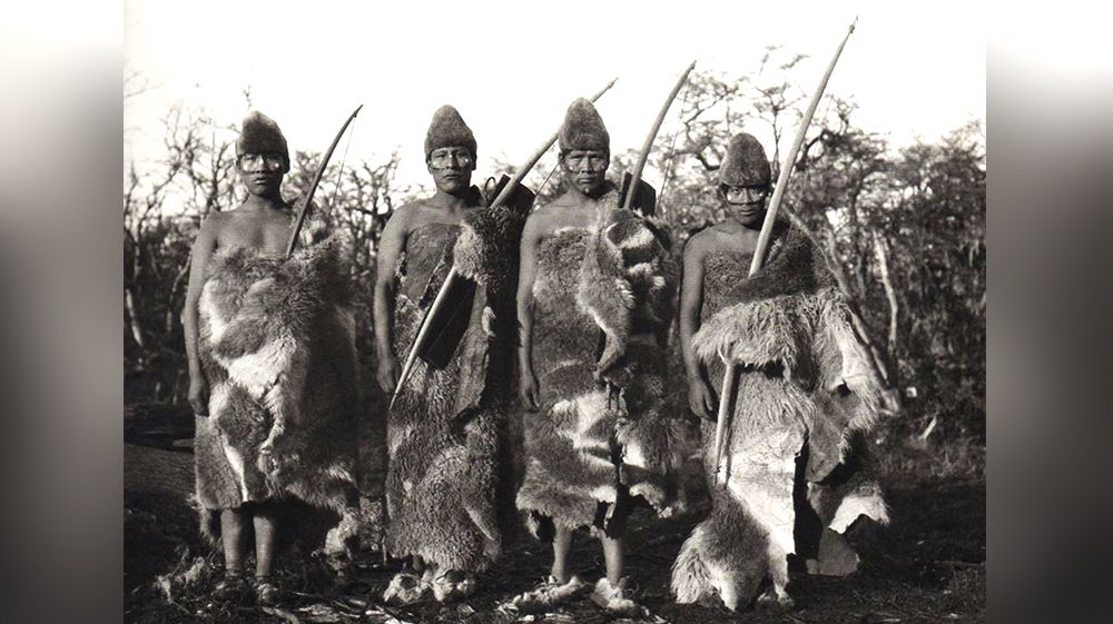 Sarmiento de Gamboa desembarca y se enfrenta con nativos 