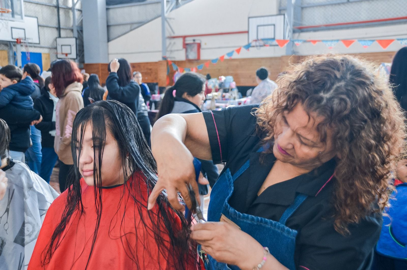 Se realizó la jornada solidaria ‘Peluqueros en Acción’ en Río Grande