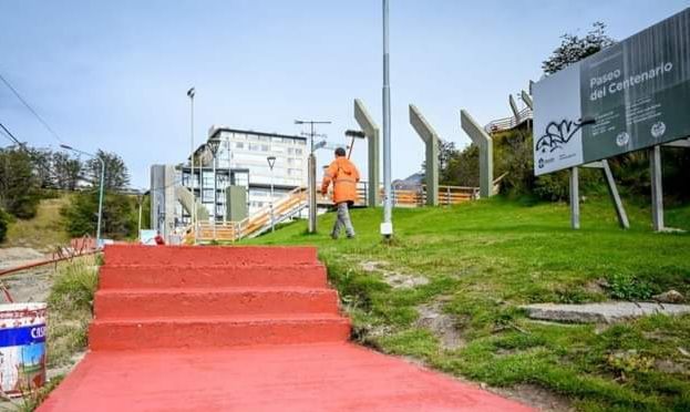 Personal municipal realizó embellecimiento en el Paseo del Centenario
