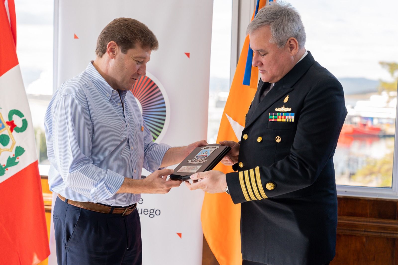 Melella recibió a militar de la Armada de Perú