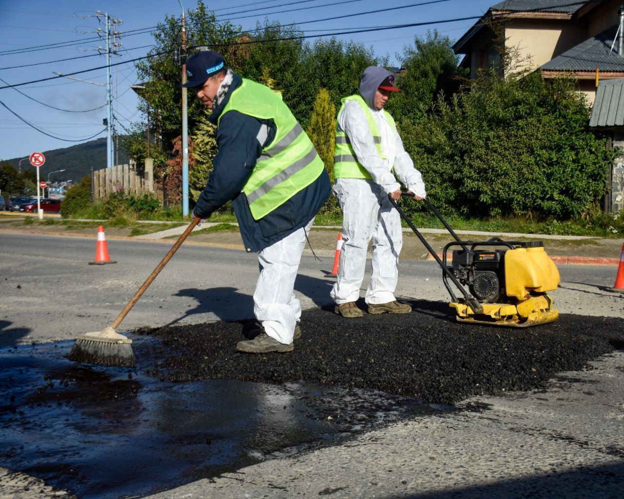 Personal municipal continúa avanzando con los trabajos de bacheo