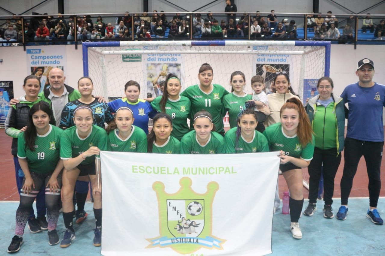 Copa Fin del Mundo de Futsal  Las chicas de Escuela Municipal y HAF fueron los campeones 