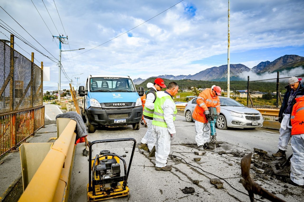 La Municipalidad realizó trabajos de bacheo en el puente sobre el Arroyo Grande