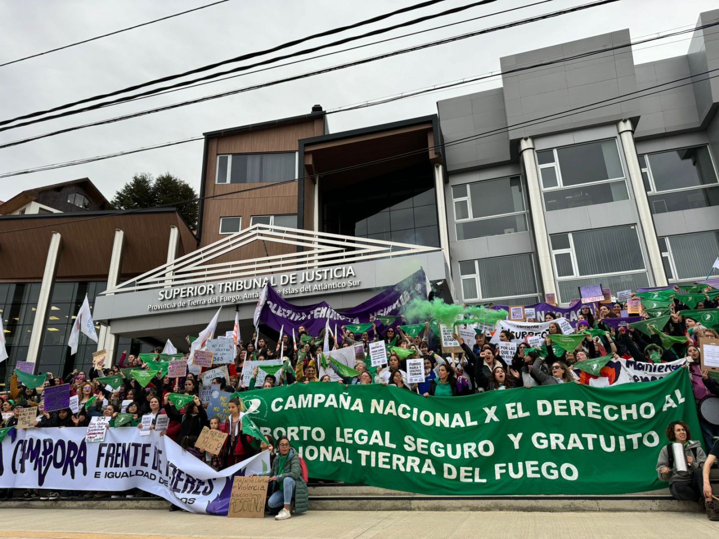 Masiva marcha en Ushuaia por el 8M