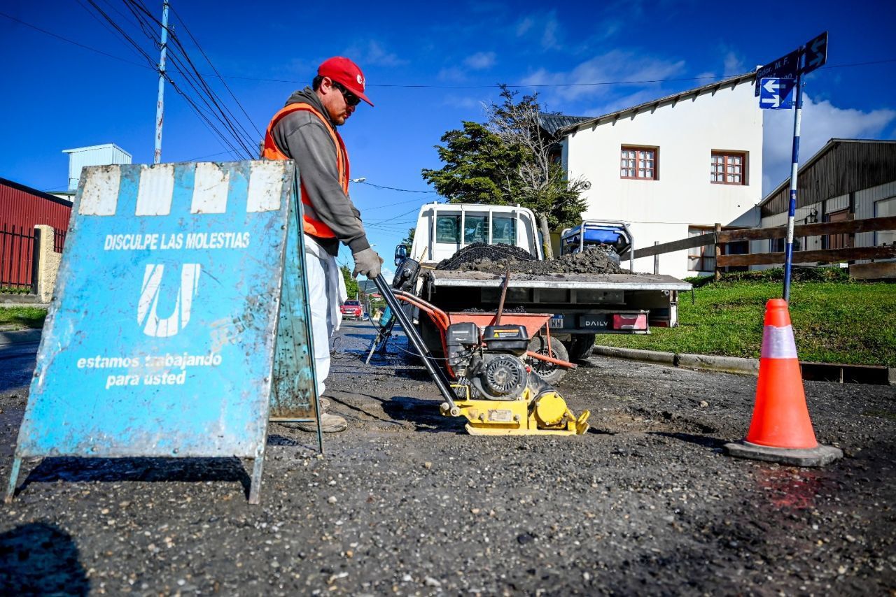 “Todo marzo y abril continuaremos con un intenso trabajo de bacheo”