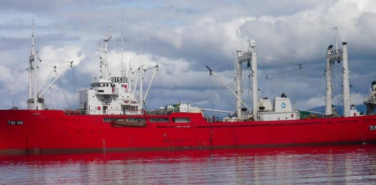 Crece la polémica por el barco pesquero y la millonaria carga de merluza negra que arriba por la mañana