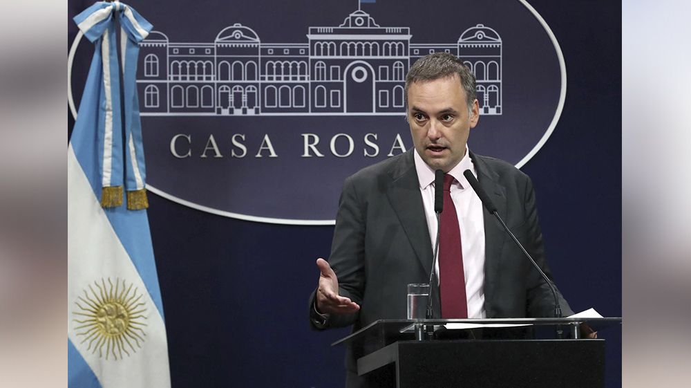 El Gobierno anunció el cierre de dos organismos públicos y 900 despidos