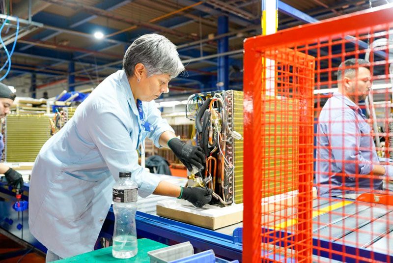 En febrero la industria empleó a 7.344 operarios