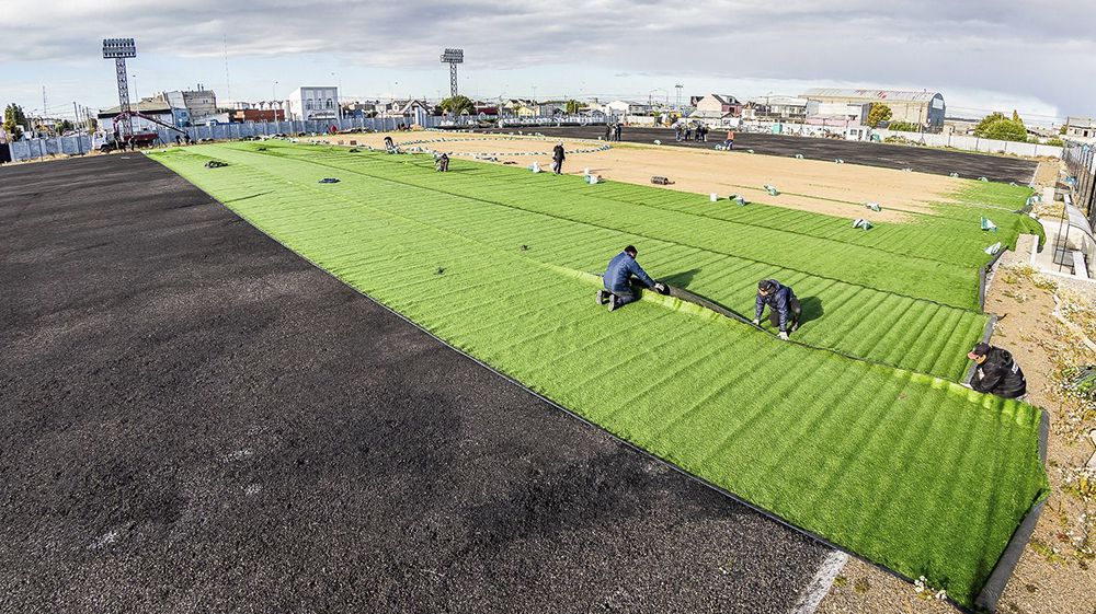 Avances en la colocación de césped sintético en la cancha municipal