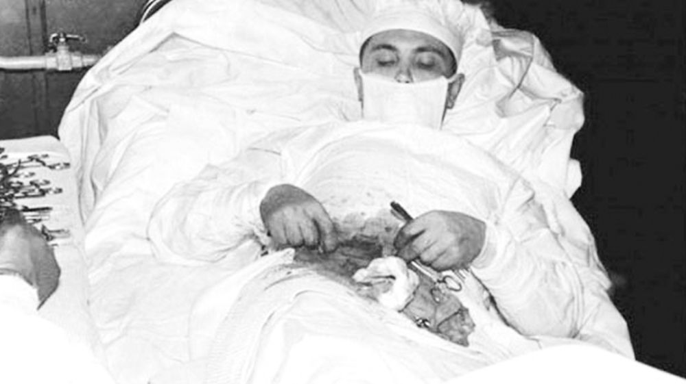 Un médico ruso antártico se opera a sí mismo de apendicitis