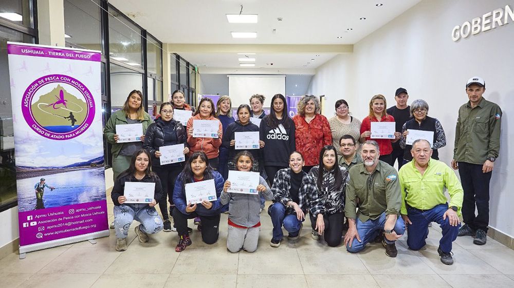Veinte mujeres de Ushuaia participaron en el curso de ‘Atado de Mosca’