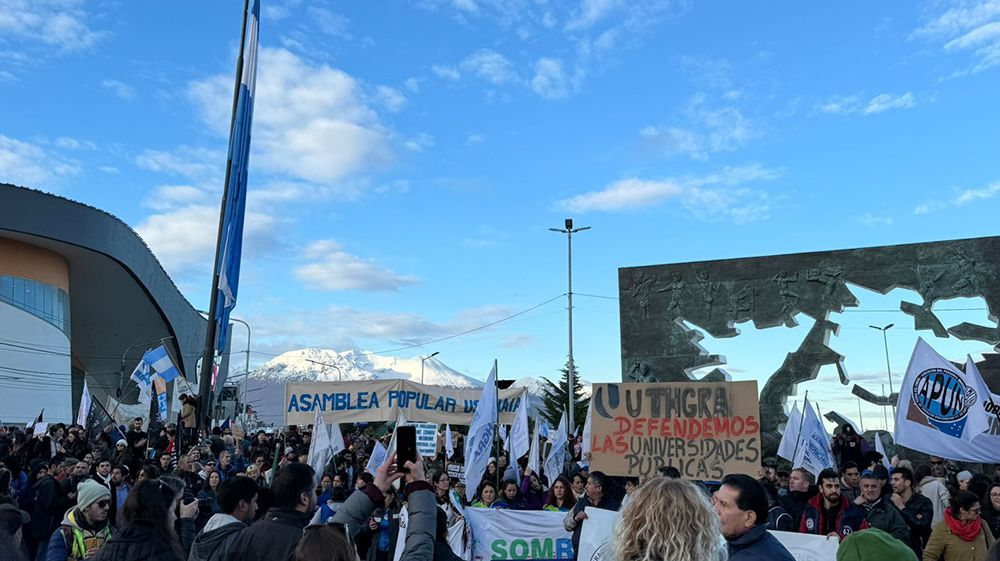 Masiva marcha federal universitaria se replicó en Ushuaia 
