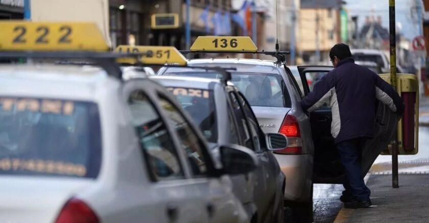 Taxistas adjudican a las aplicaciones la merma en el trabajo