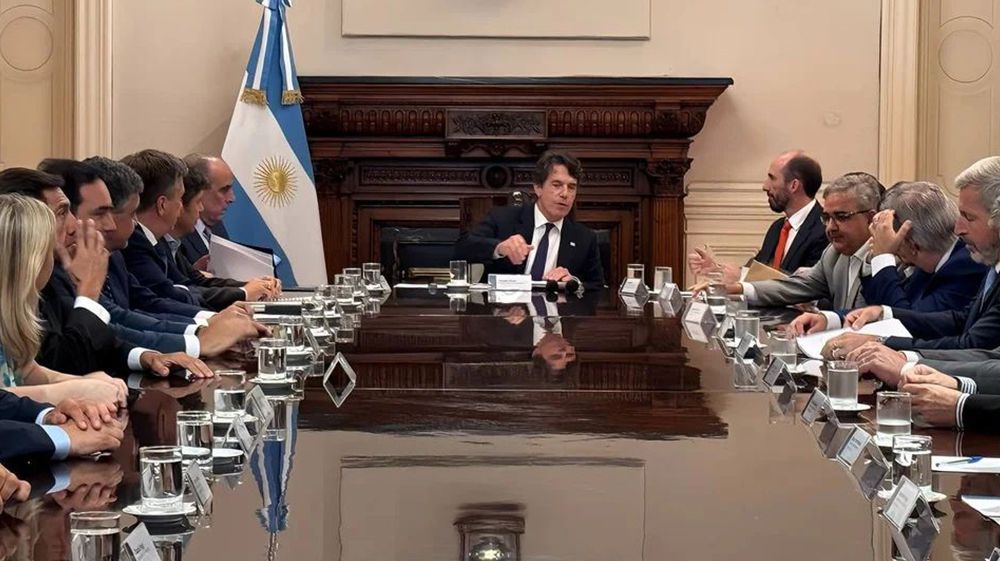 El Gobierno descartó la dolarización y defendió la economía nacional
