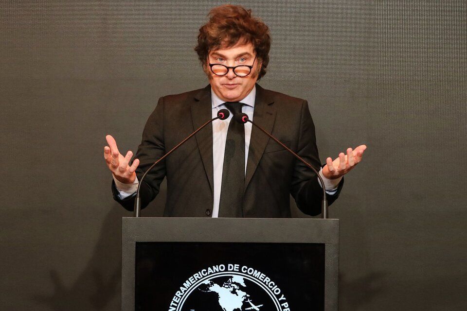 Milei negó que el dólar esté atrasado y aseguró que levantar el cepo cambiario "cada vez más cerca" 