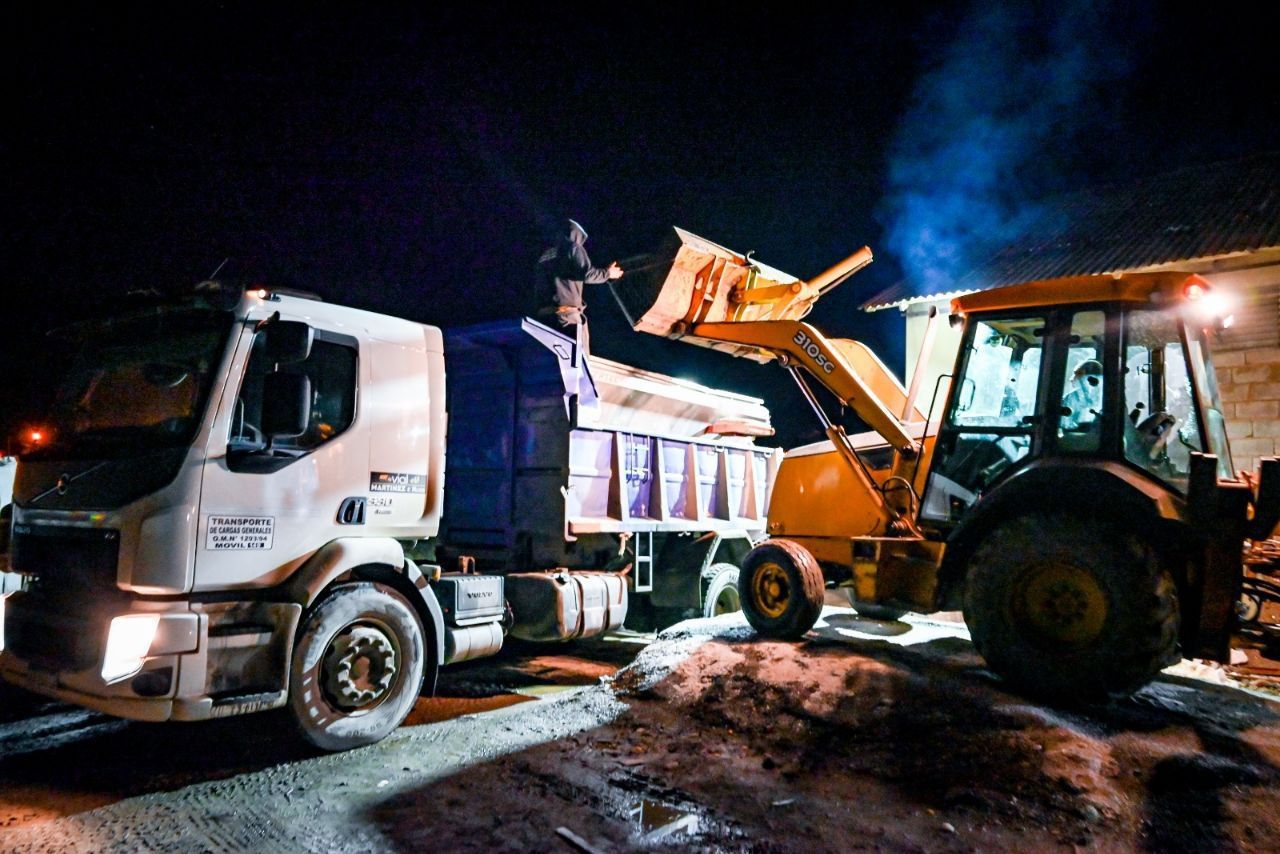 Personal municipal trabaja en el mantenimiento de las calles y accesos