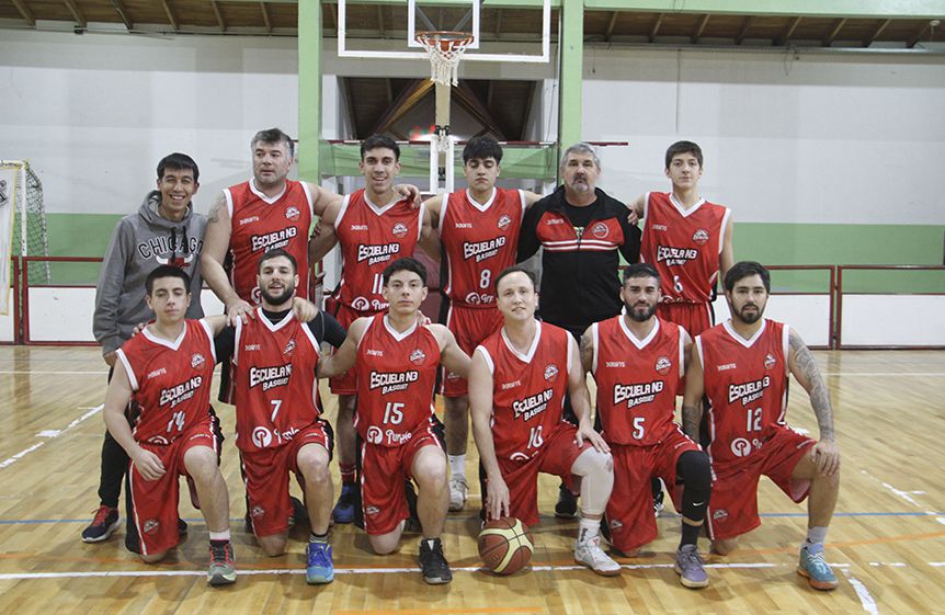 Escuela 3 continúa invicto  