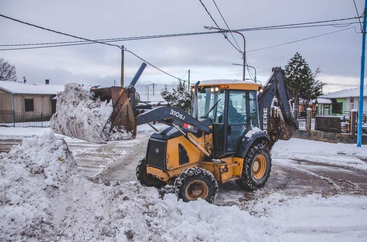La Municipalidad intensifica las tareas de limpieza de nieve y mantenimiento de calles