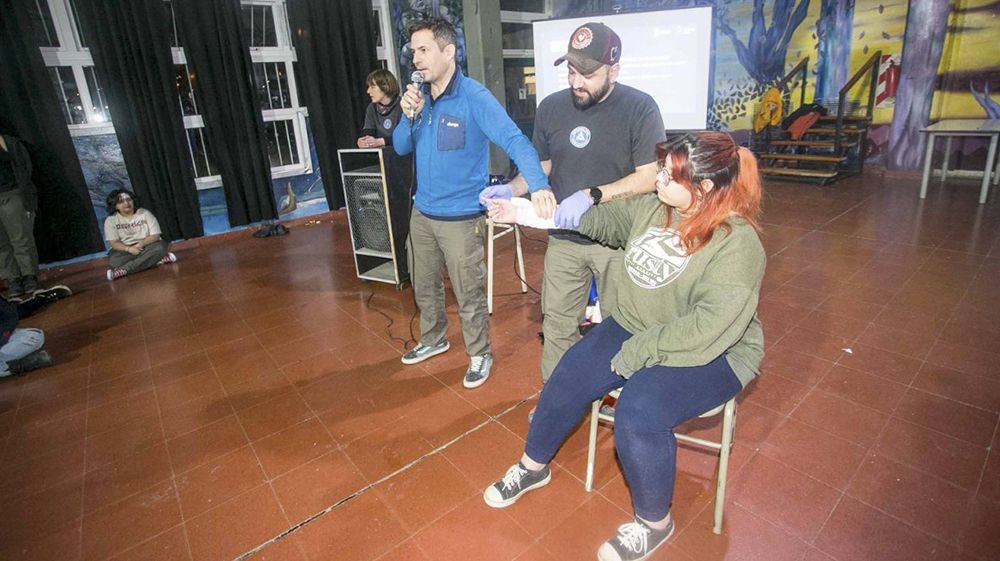 Defensa Civil Municipal brindó una capacitación de RCP en el Polivalente de Arte