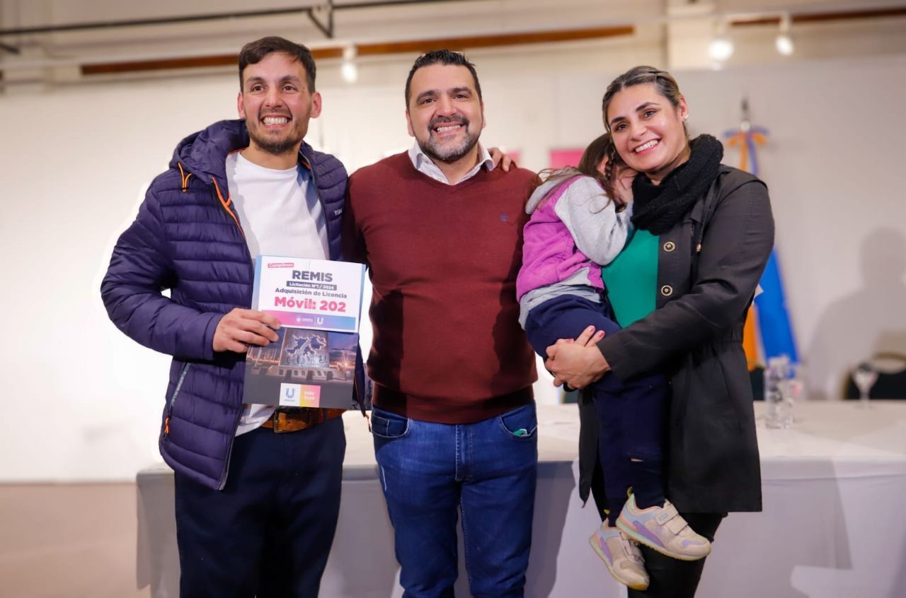 Vuoto entregó 15 nuevas licencias de remis