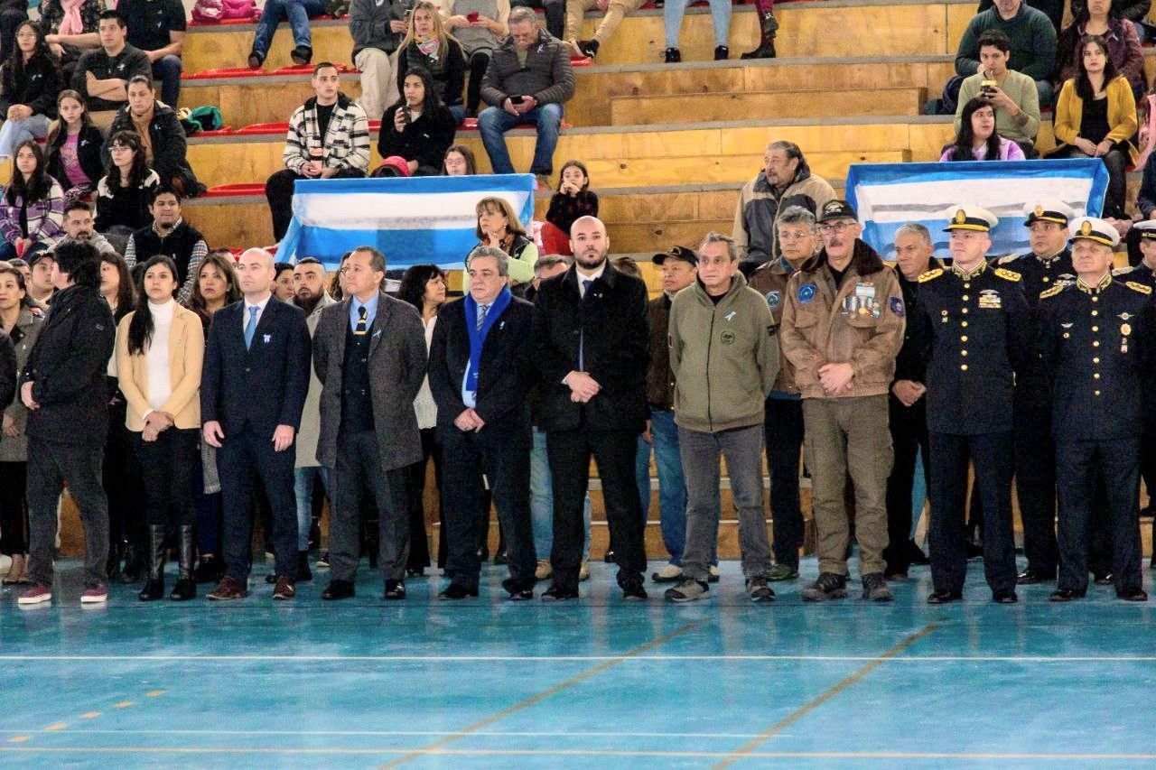 Funcionarios municipales acompañaron el 208º Aniversario de la Independencia