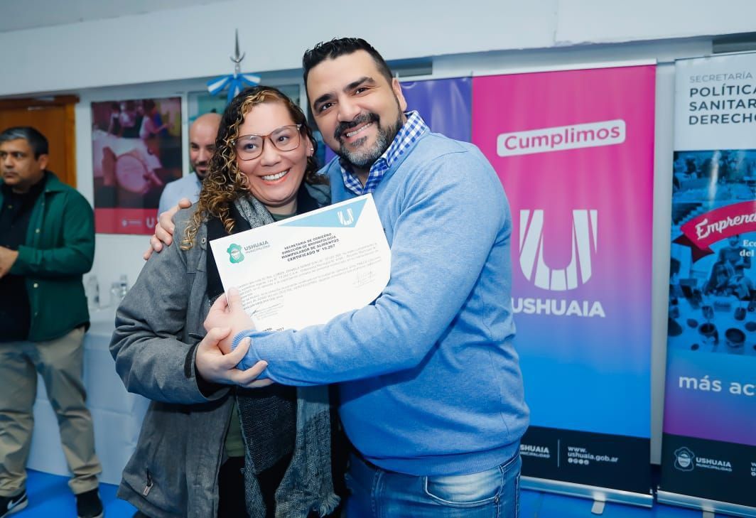 Vuoto entregó certificados de capacitación a 193 vecinos