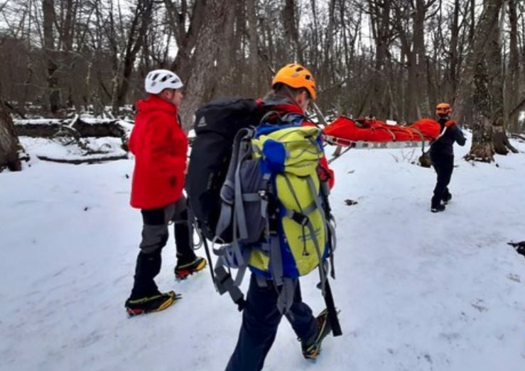 Rescatan a dos persona en la zona de Laguna de los Témpanos