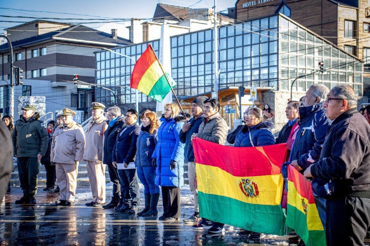 La Municipalidad acompañó el 199º Aniversario de la Independencia de Bolivia