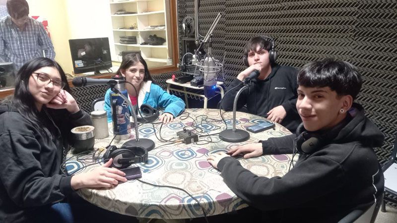 La radio del Colegio cumple 18 años y los estudiantes lo celebran con una transmisión especial