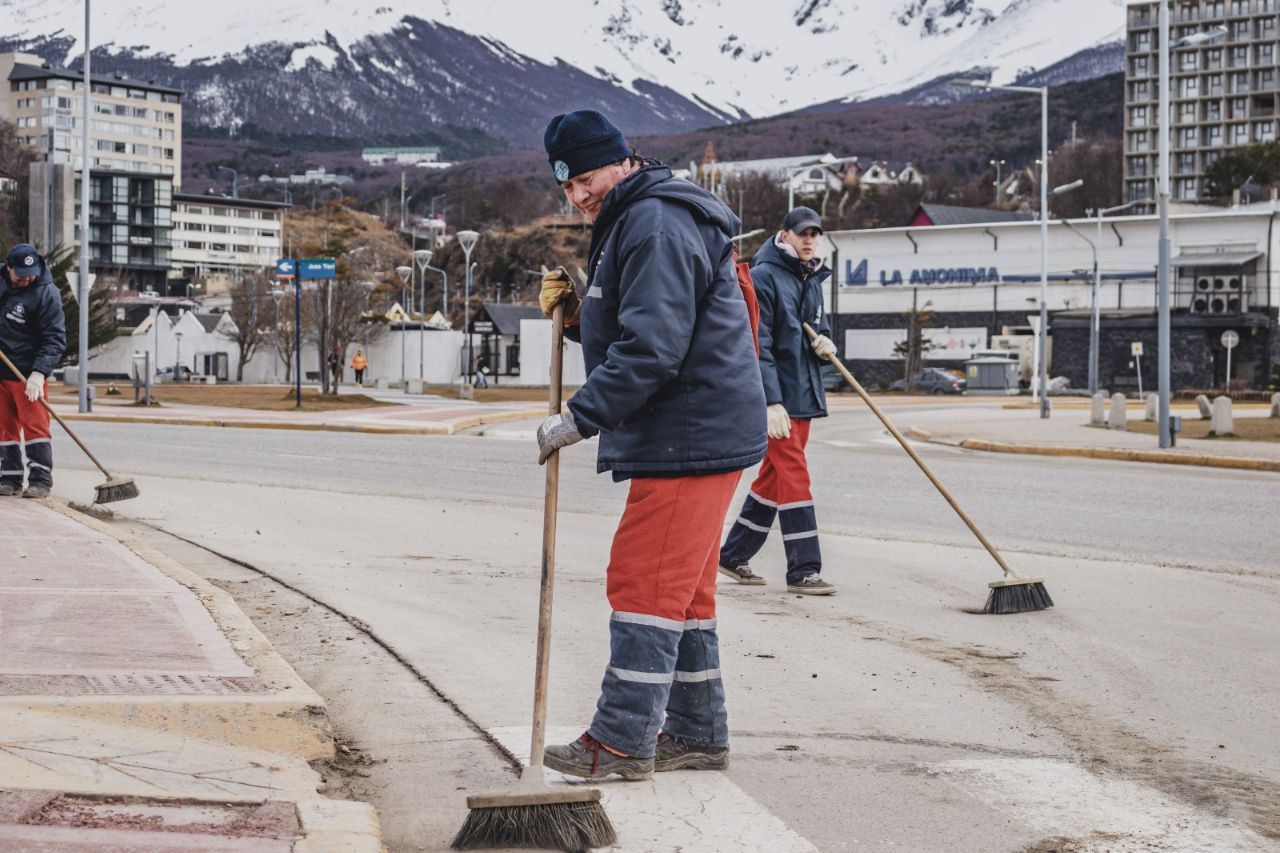 Personal municipal trabaja en la limpieza de cordones y veredas