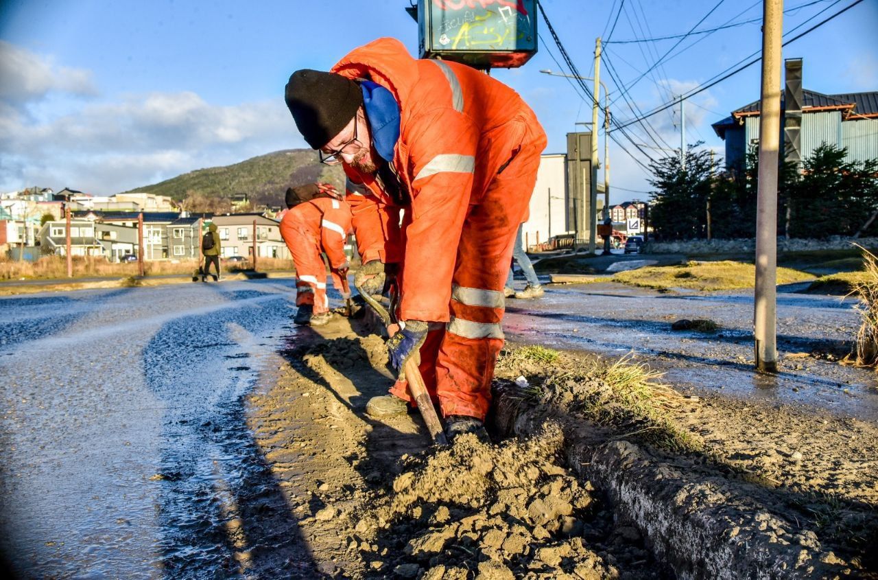 Personal municipal continúa realizando trabajos de limpieza 