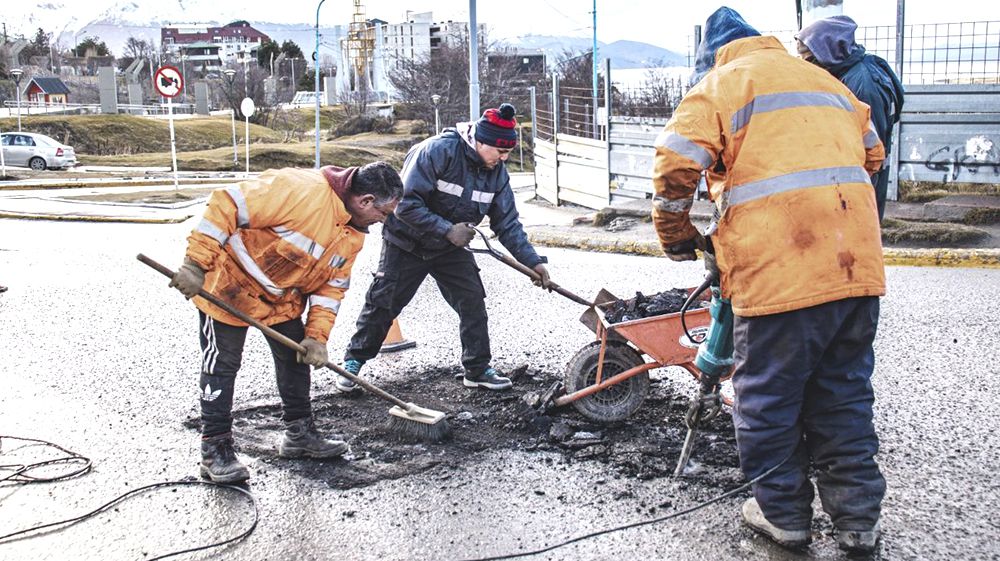 Cuadrillas municipales realizaron trabajos de bacheo en la zona céntrica